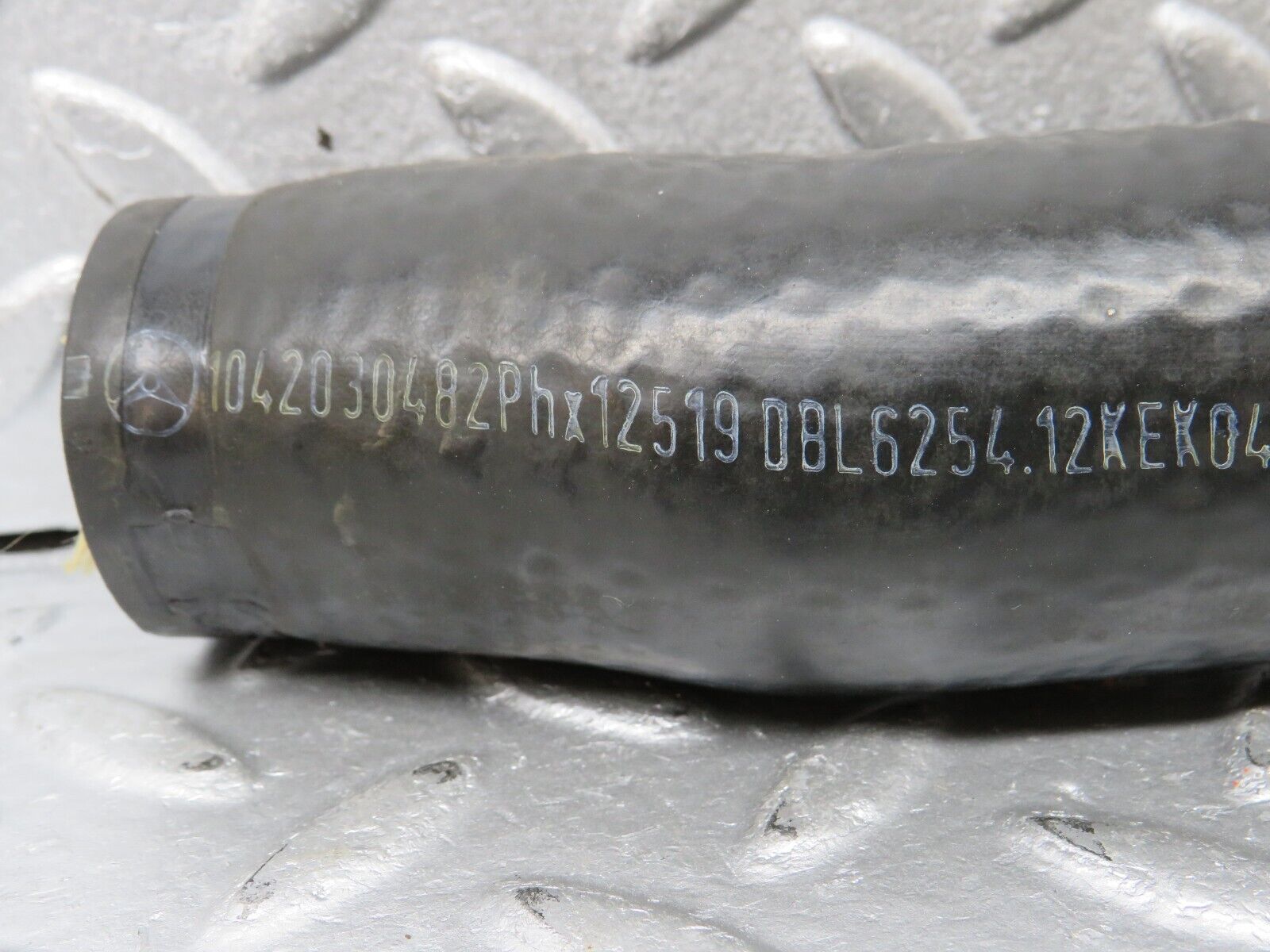 39620 Mercedes-Benz R129 320SL Coupe Radiator Hose Pipe 1042030482