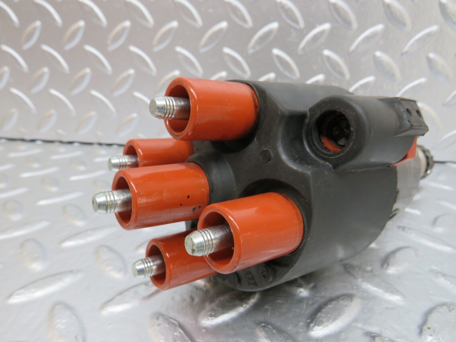 29375 Mercedes-Benz W124 230E Ignition Distributor Bosch 0031583101 0237002105