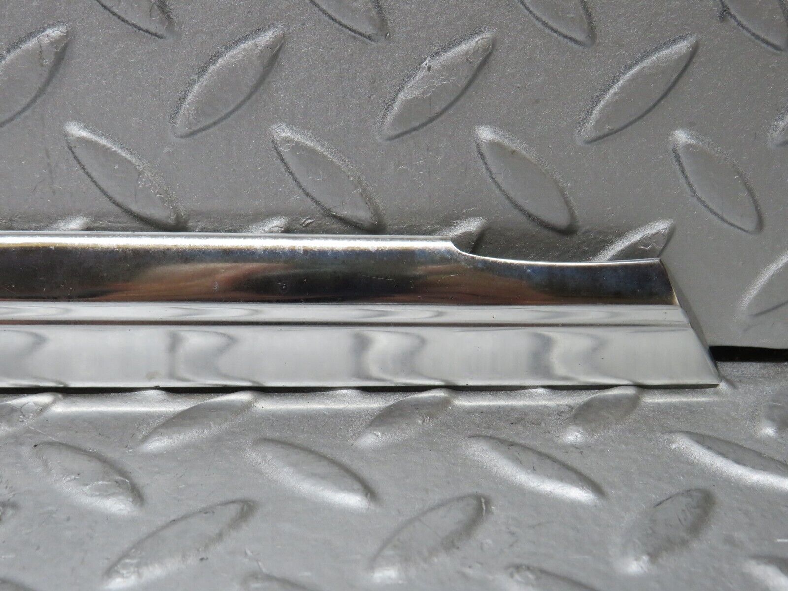 37313 Mercedes-Benz W109 300SEL Front Right Door Chrome Moulding Trim