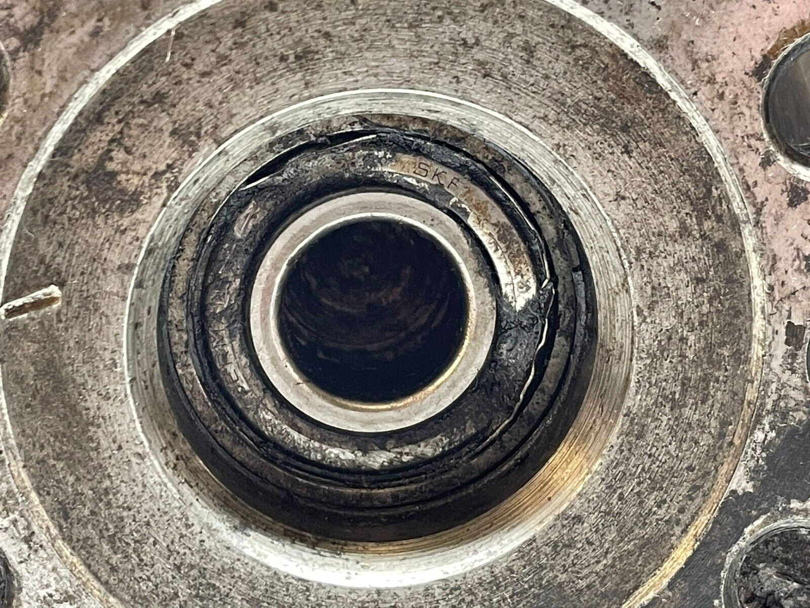 0349 Mercedes-Benz W123 220D Crankshaft  61504