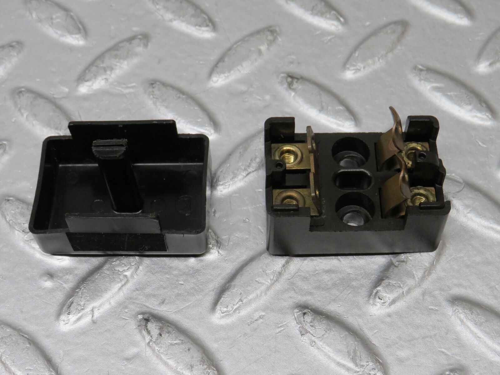 37919 Mercedes-Benz A124 320E Cabriolet Fuse Box Connector