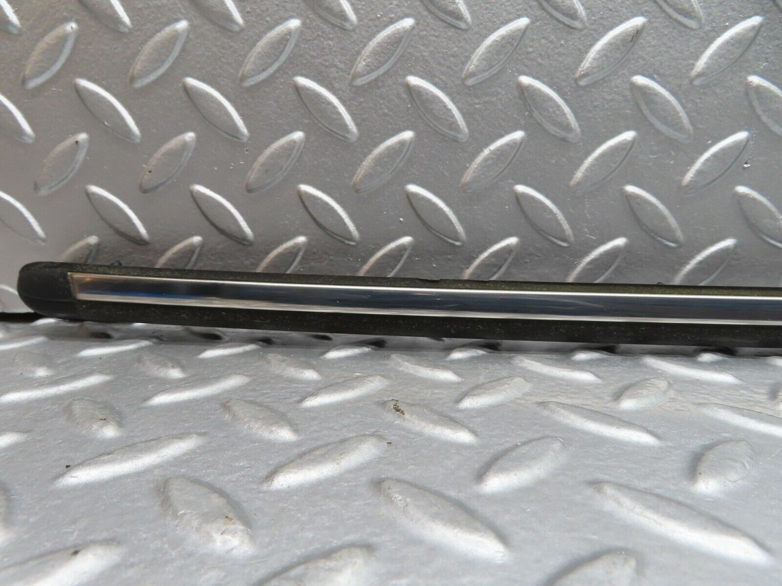 21102 Mercedes-Benz W123 230E Front Left Fender Wing Centre Moulding Trim