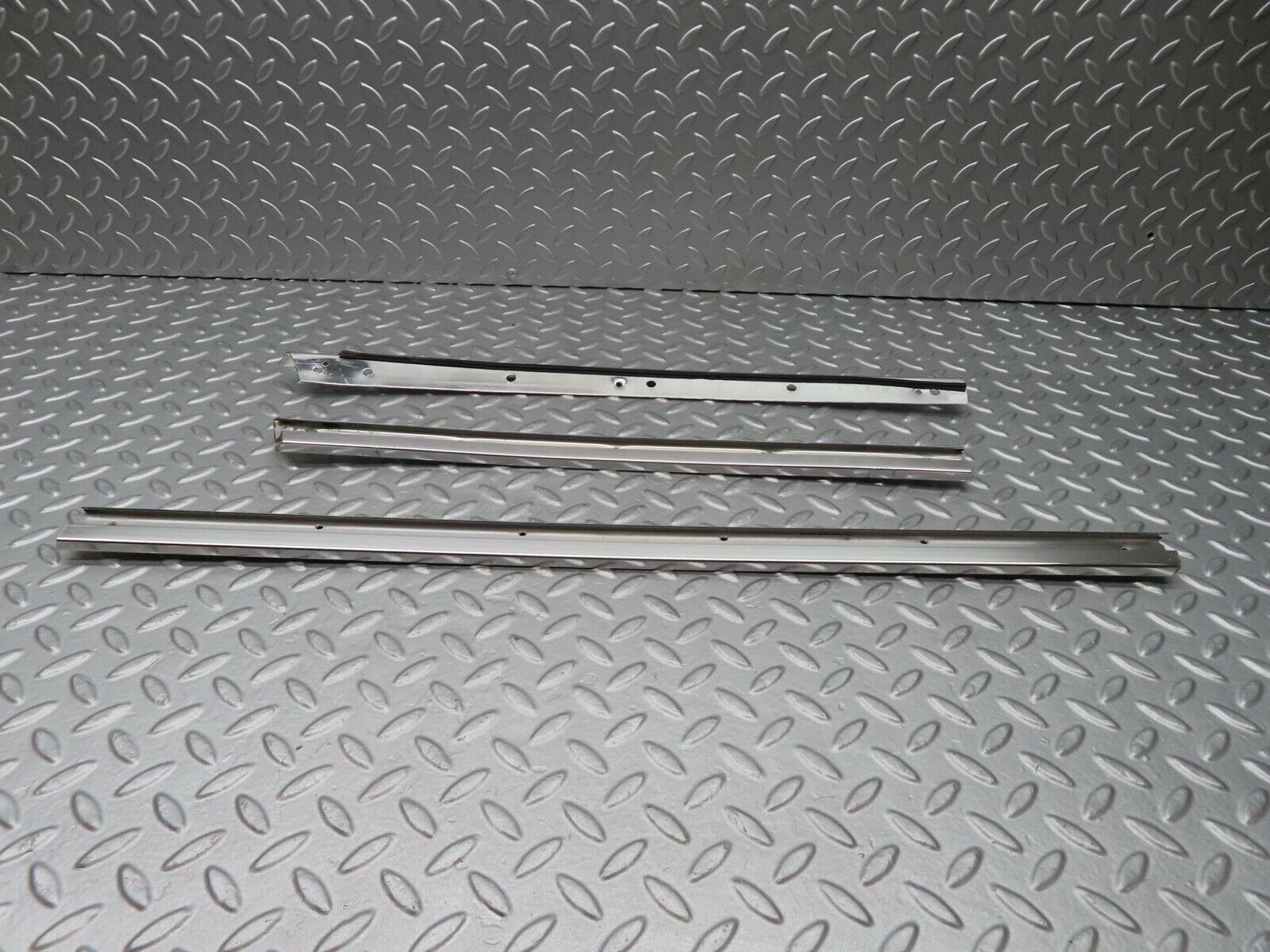 14090 Mercedes-Benz C107 280SLC Roof Chrome Moulding Trim Left Side