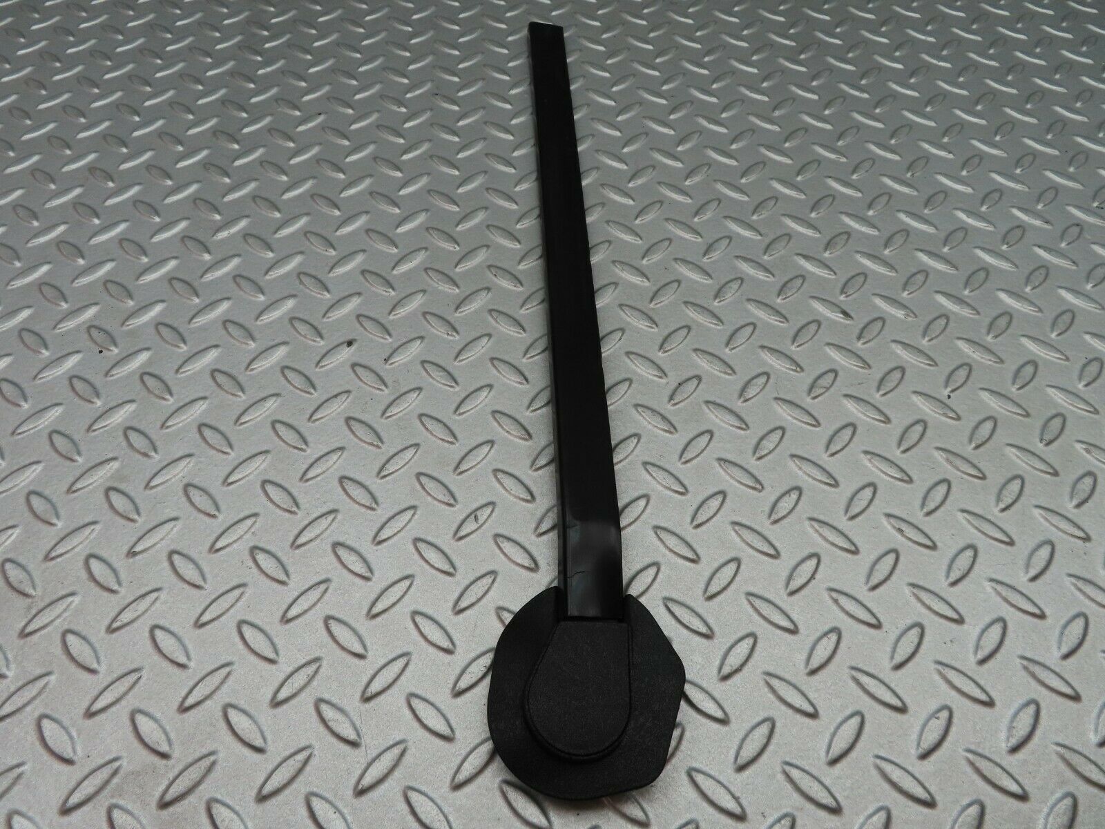 5693 Mercedes-Benz W123 200 Seat Belt Runner With Cover Right