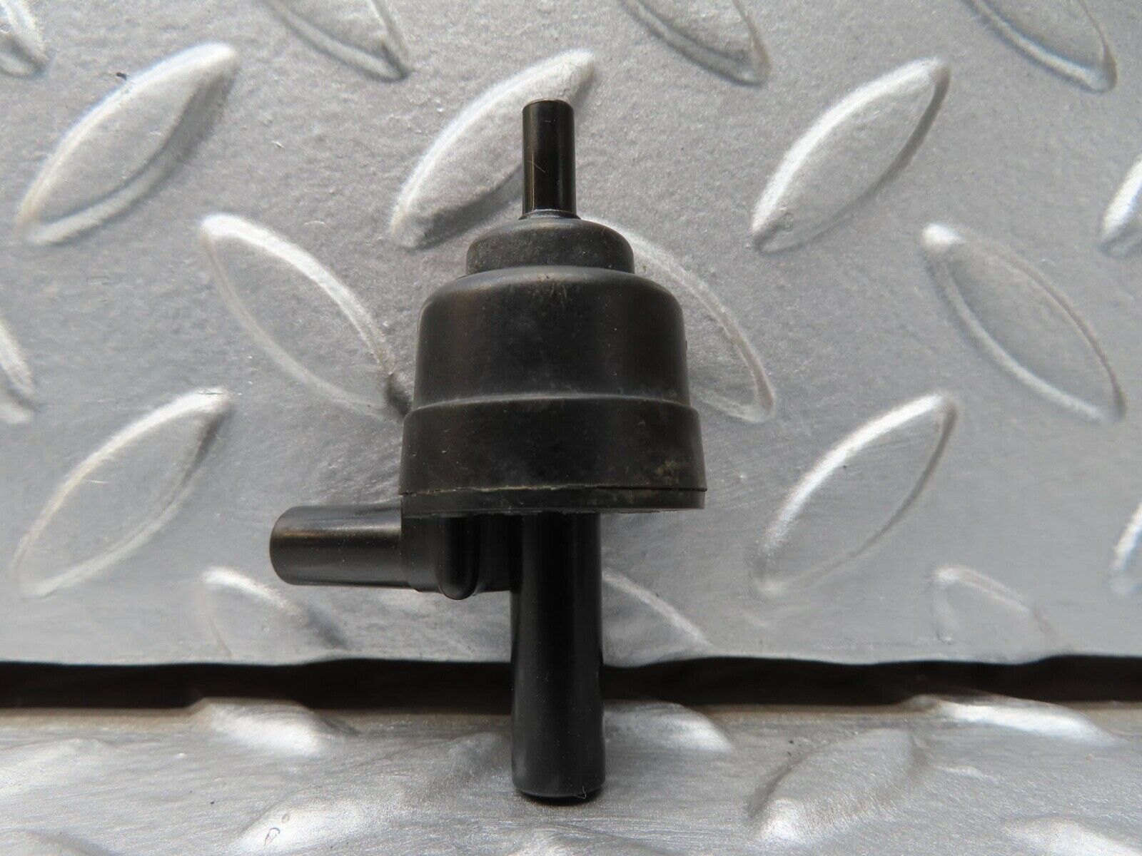 16474 Mercedes-Benz W124 260E Engine Crank Case Vent Valve 1074700893