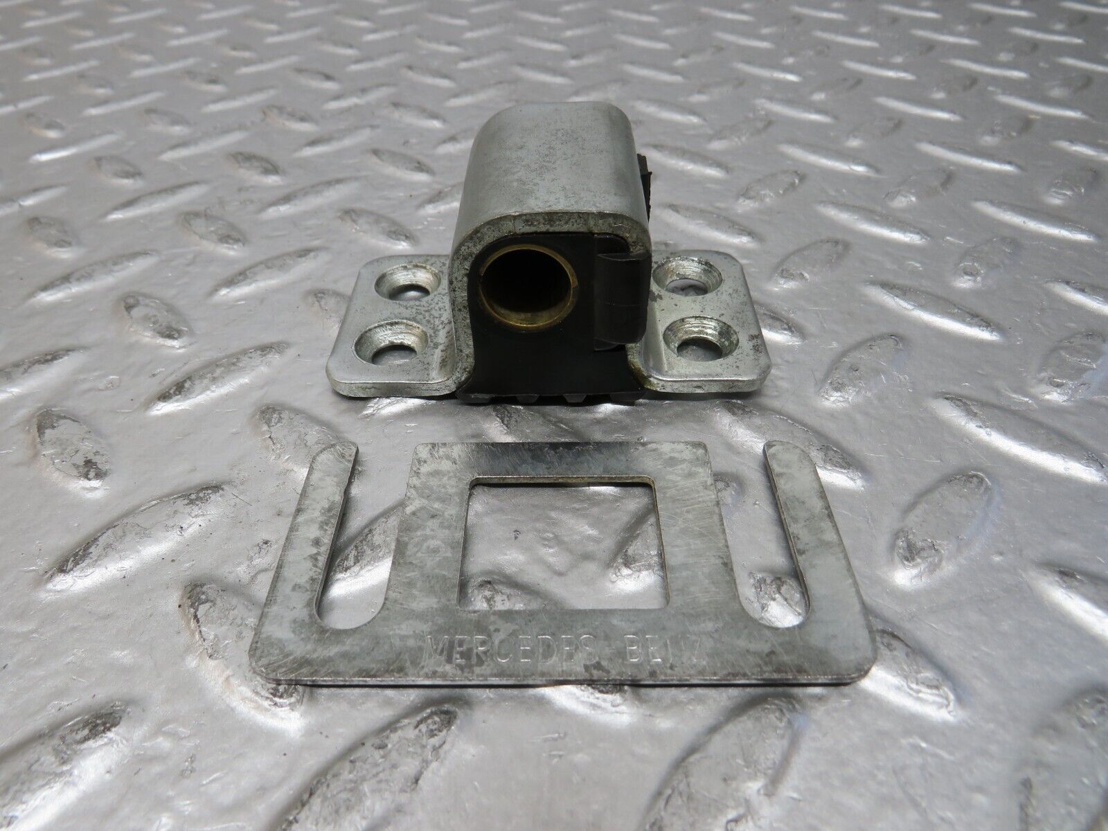 26807 Mercedes-Benz W123 240D Door Lock Latch Rear Right Side