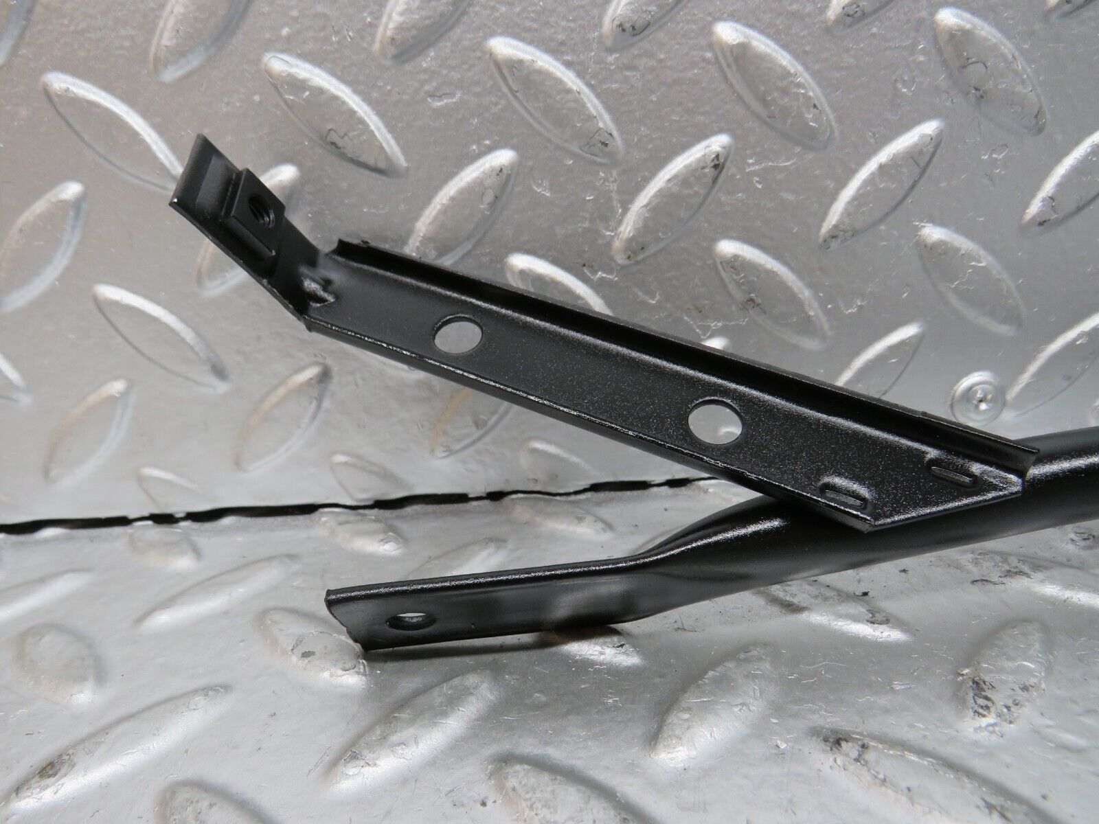 28179 Mercedes-Benz W123 280E Horn Bracket Horn Holder