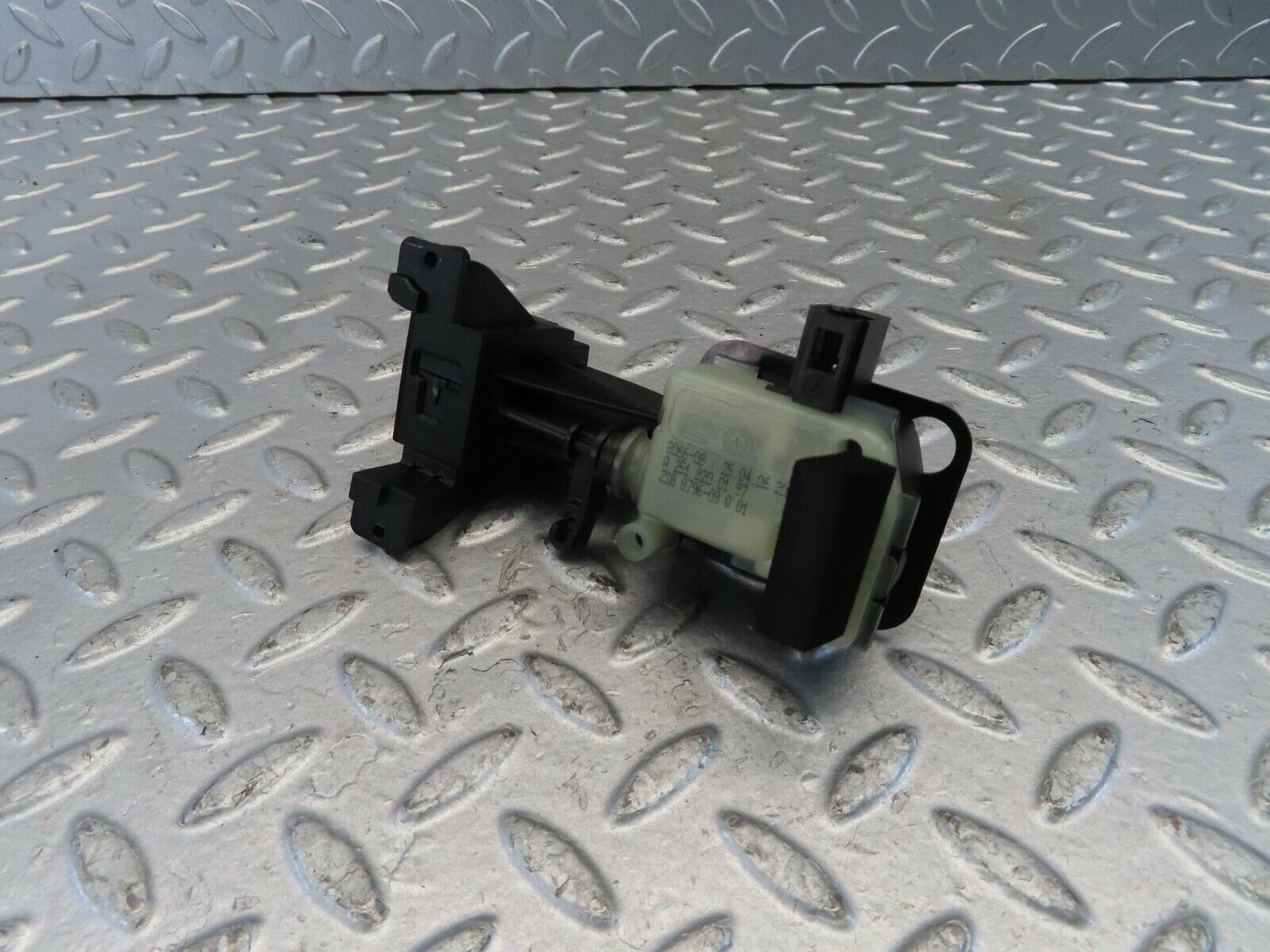 11217 Mercedes-Benz W221 S320 Fuel Tank Flap Cap Lock 2518200197