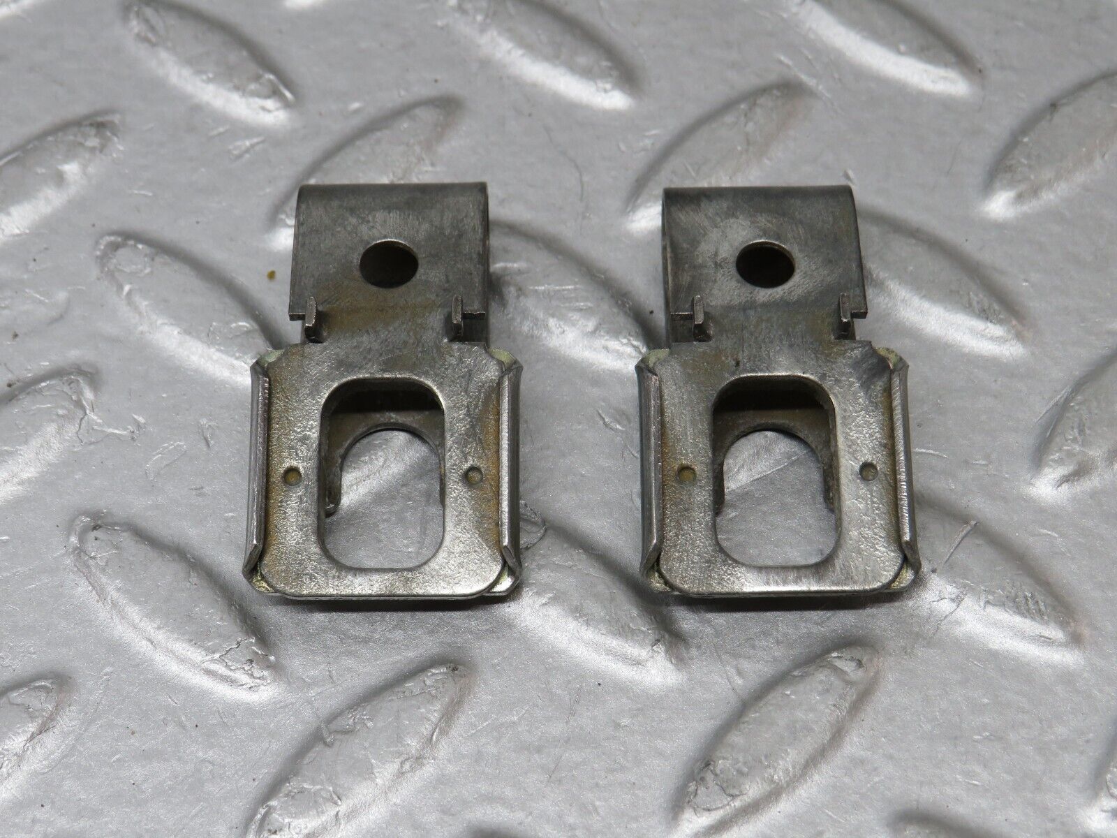 36245 Mercedes-Benz W126 420SE Fuel Injector Bracket 2x