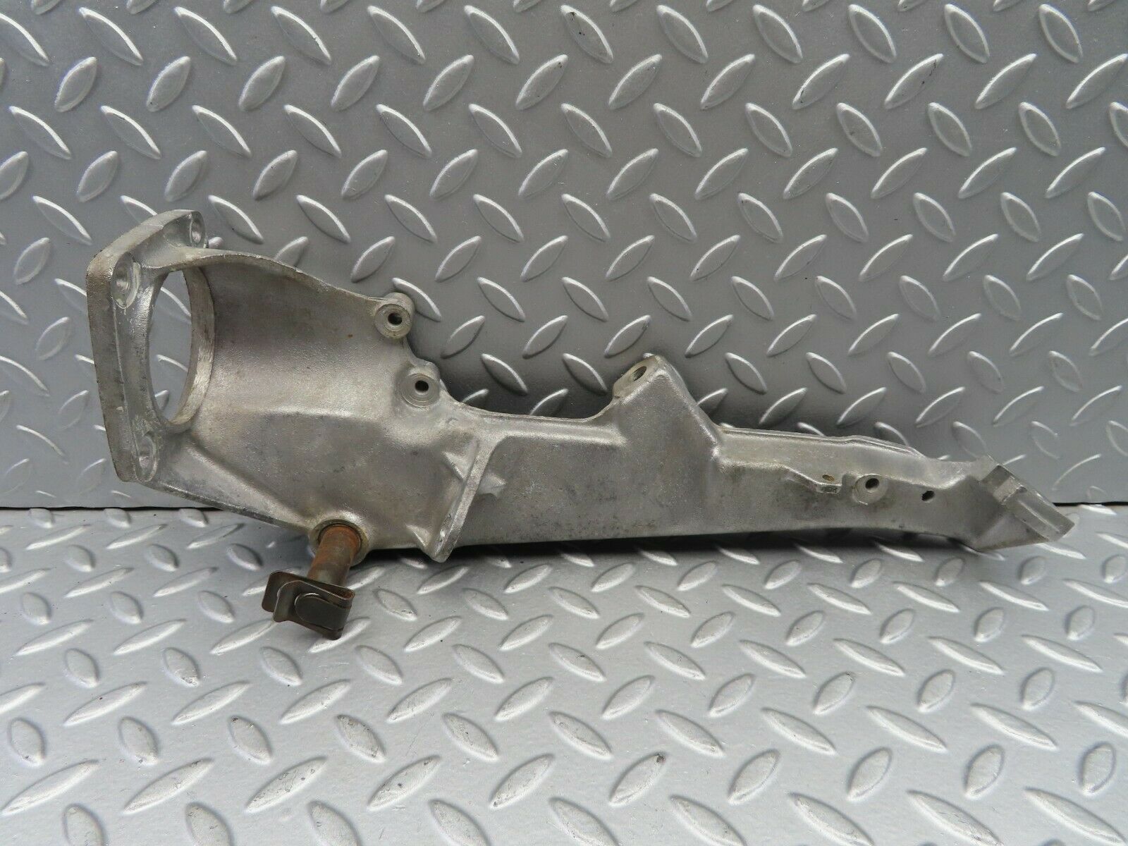 7186 Mercedes-Benz C107 350SLC Coupe Brake Pedal Bracket 1072940901