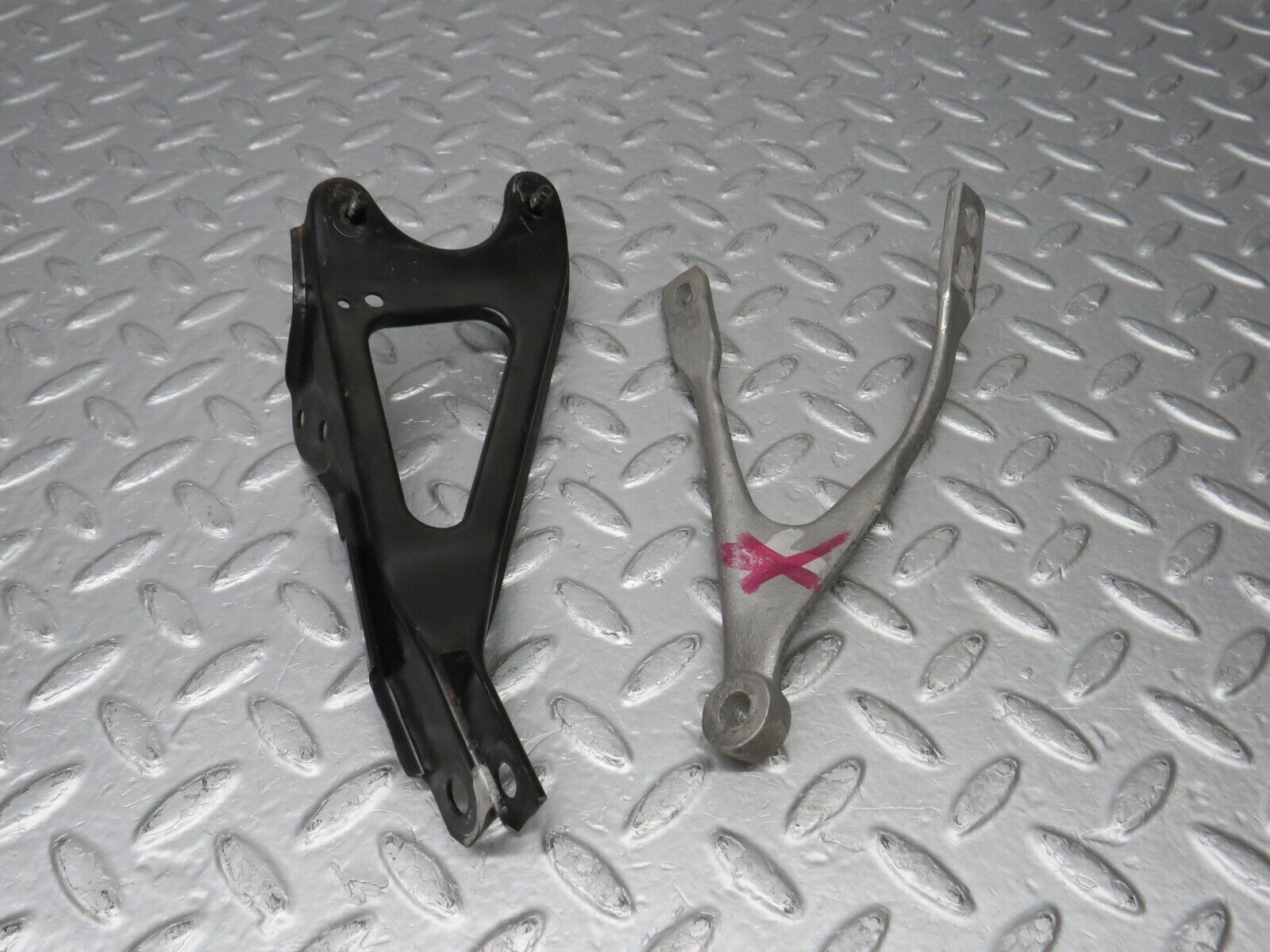 38867 Mercedes-Benz W201 190E 2.6L Steering Column Bracket