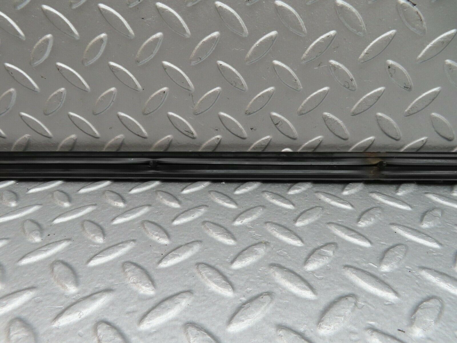 18004 Mercedes-Benz W123 200 Front Right Fender Wing Centre Moulding Trim