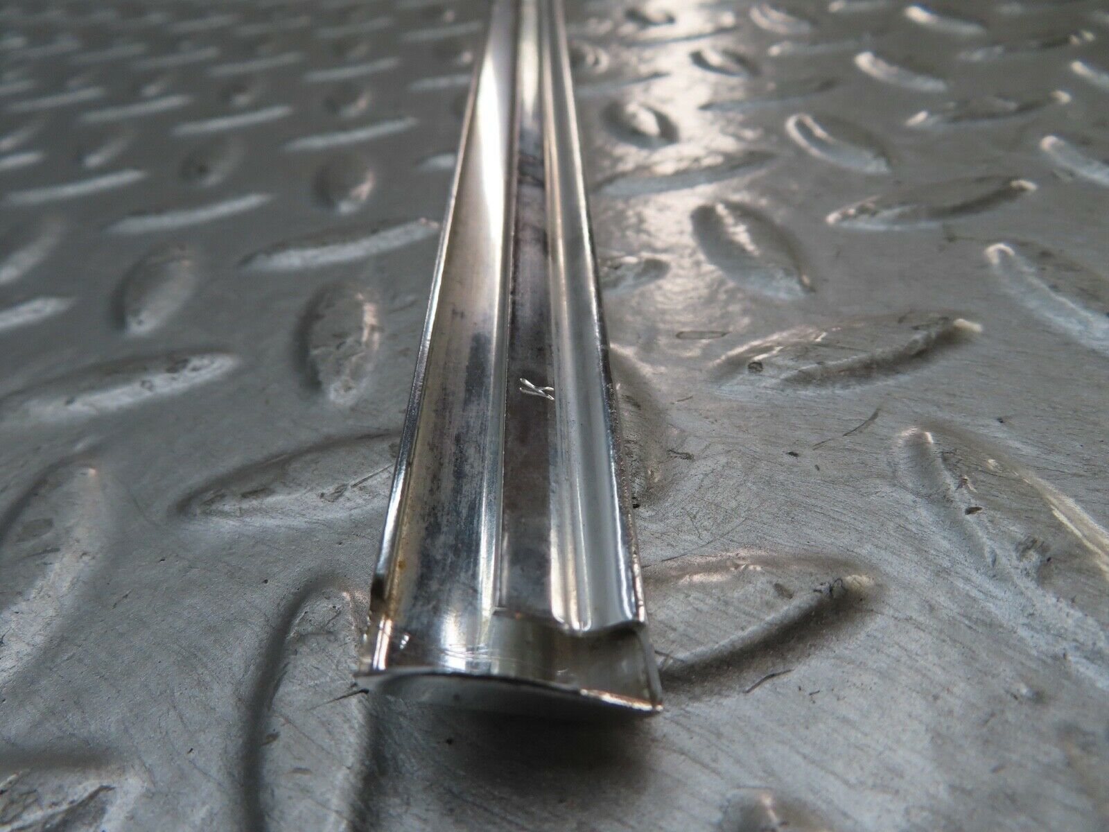 19126 Mercedes-Benz W123 300D Rear Left Door Chrome Moulding Trim