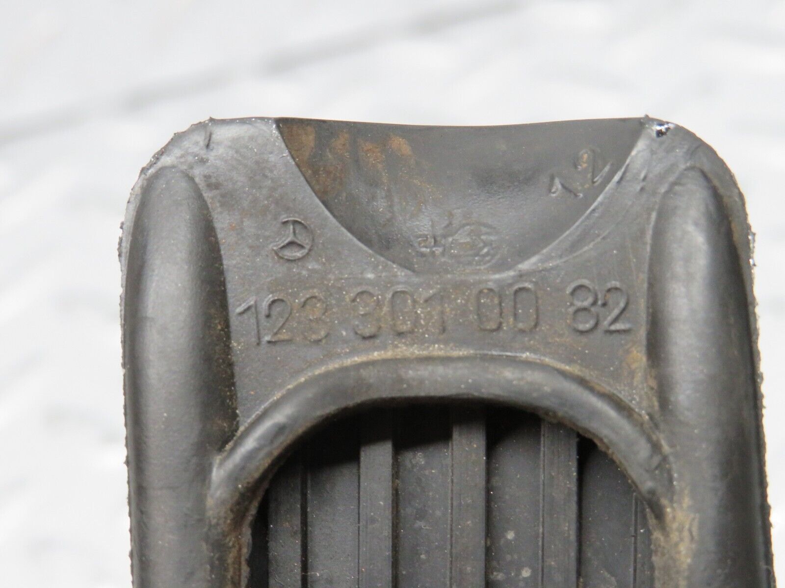 32597 Mercedes-Benz S124 300TE Wagon Accelerator Pedal With Rubber 1233010082