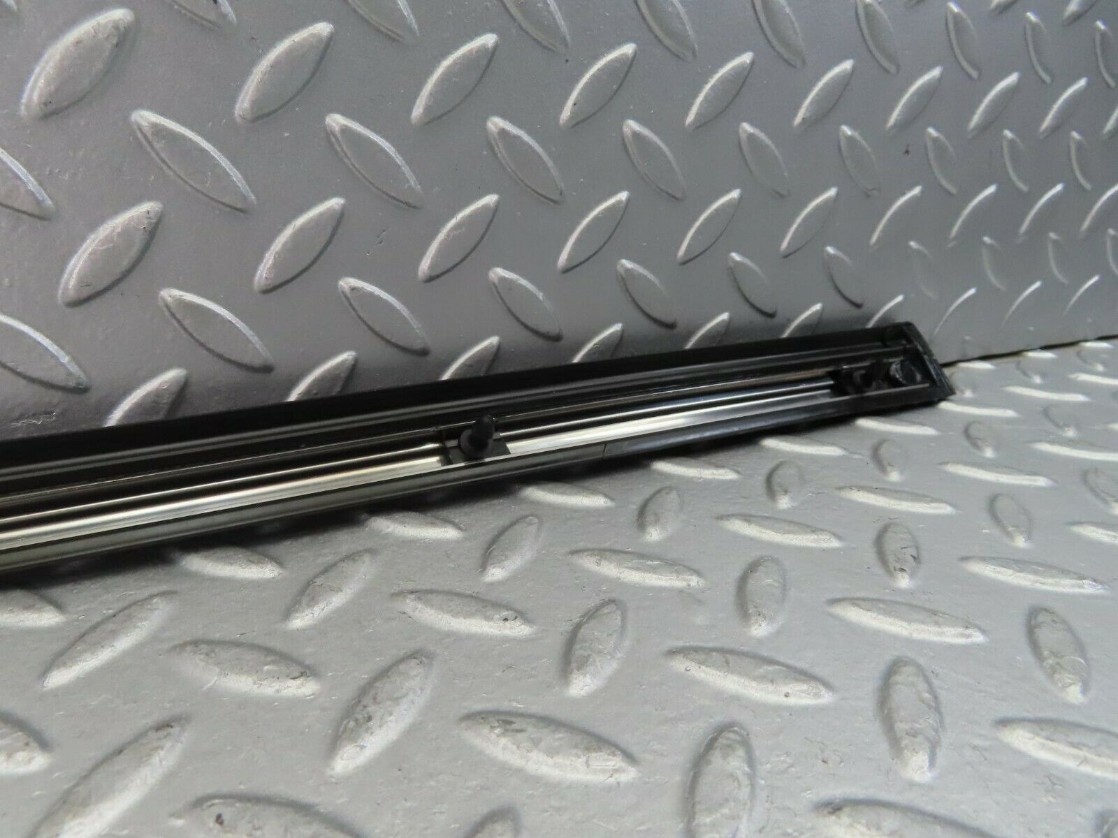 10286 Mercedes-Benz W116 Front Left Door Centre Moulding Trim