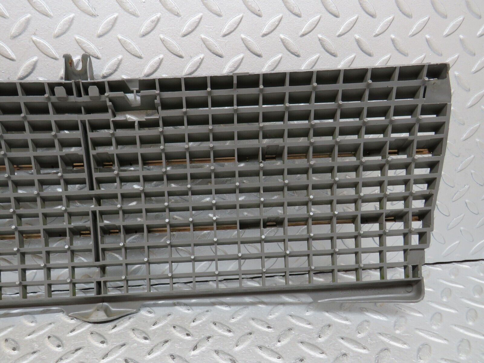 36501 Mercedes-Benz W201 190E 2.0L Bonnet Grill 2018880223