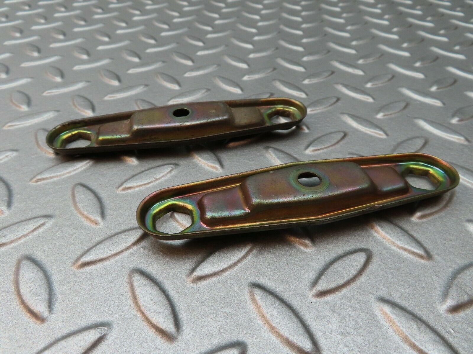 4421 Mercedes-Benz W123 230E Fuel Injector Nozzle Clamp Bracket