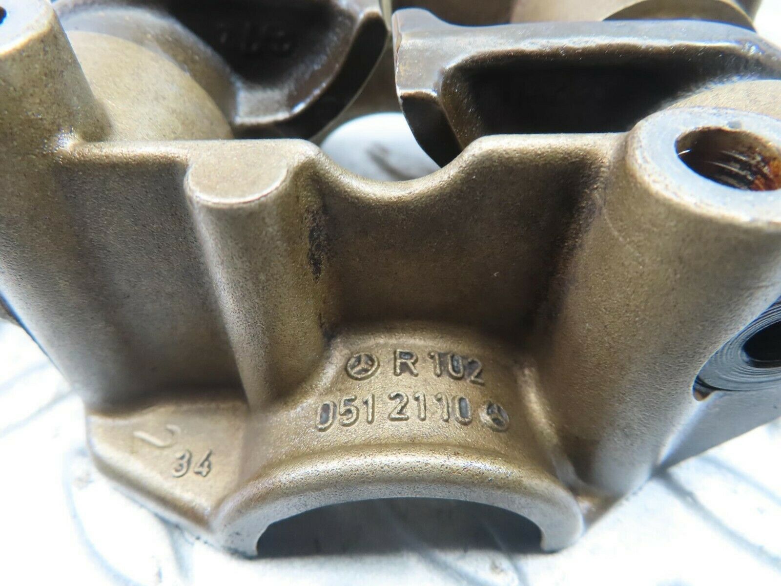 8577 Mercedes-Benz S123 Rocker Arms Camshaft Bearing Block 1020512110