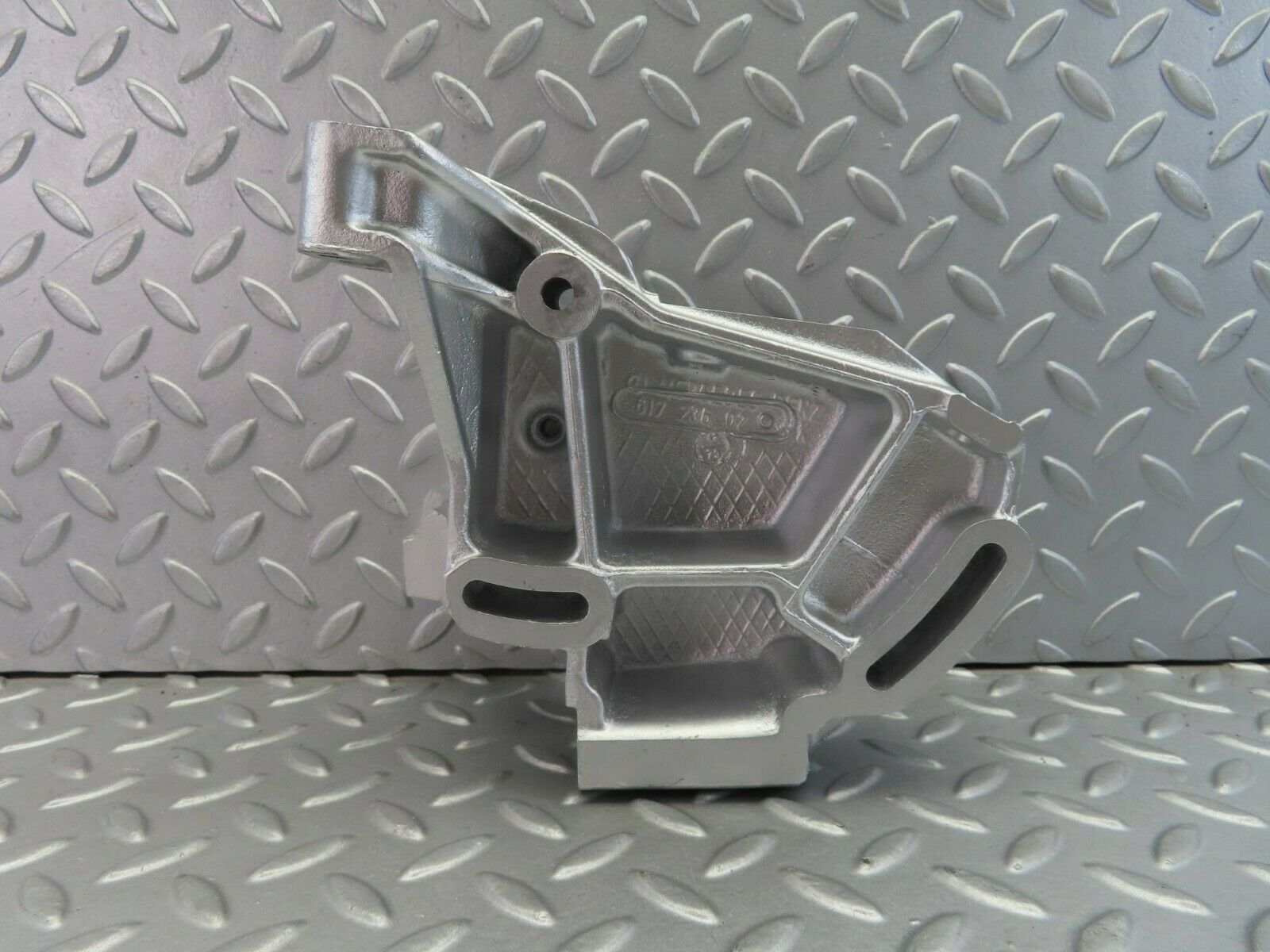 7548 Mercedes-Benz Power Steering Pump Bracket OM617