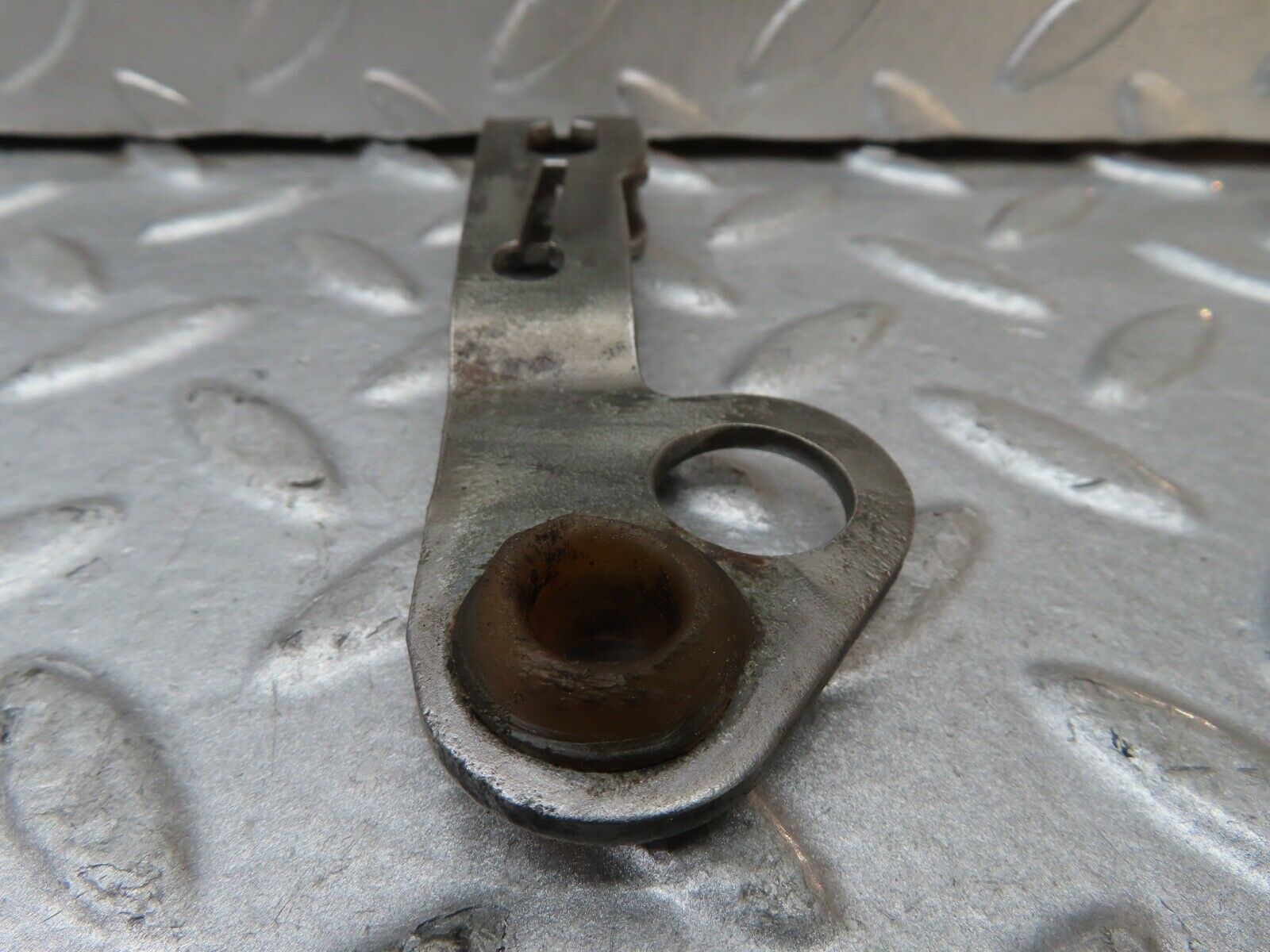 17499 Mercedes-Benz C123 280CE Coupe Gearbox Linkage Bracket