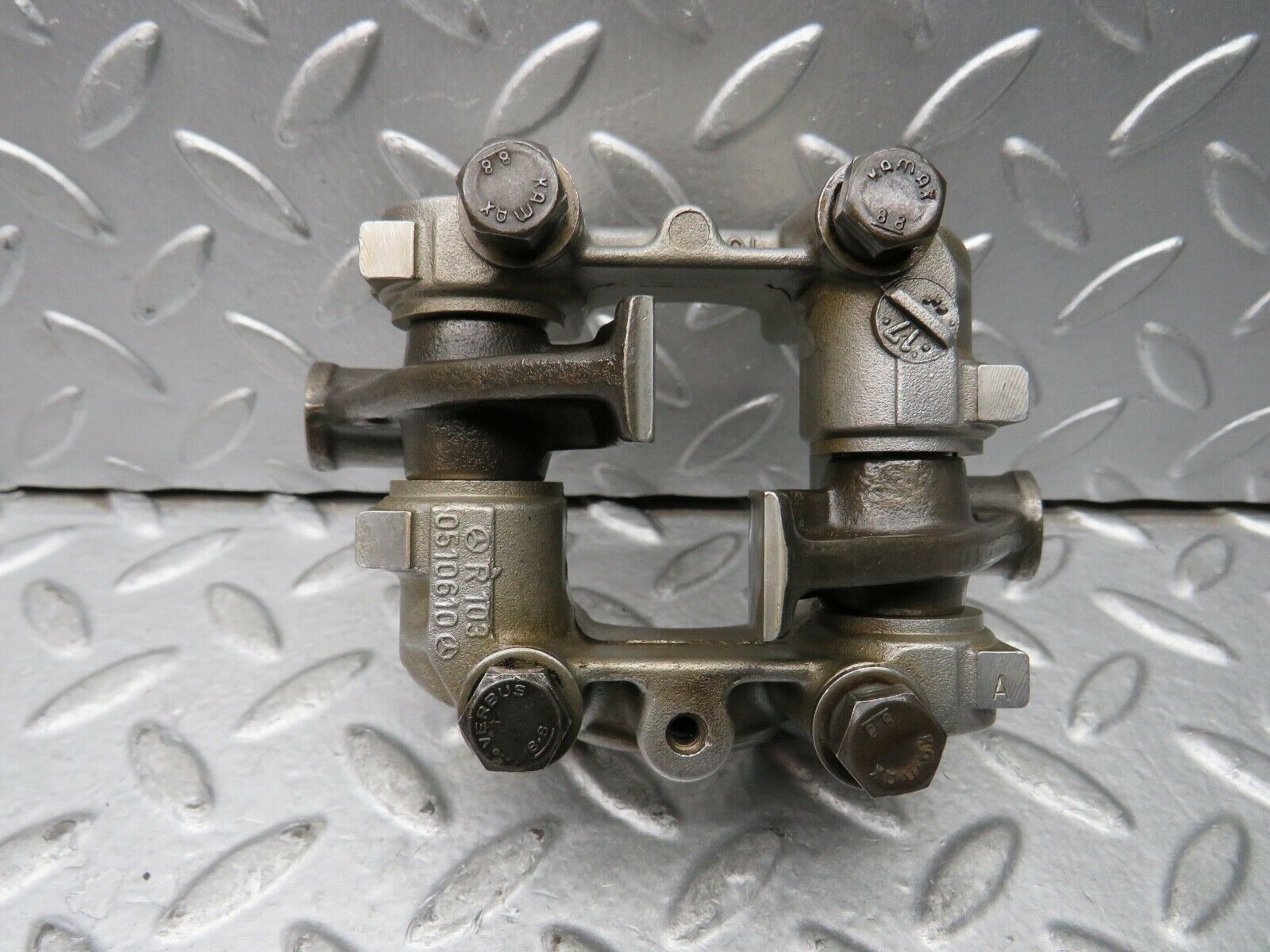 21743 Mercedes-Benz W126 300SE Rocker Arms Camshaft Bearing Block 1030510610