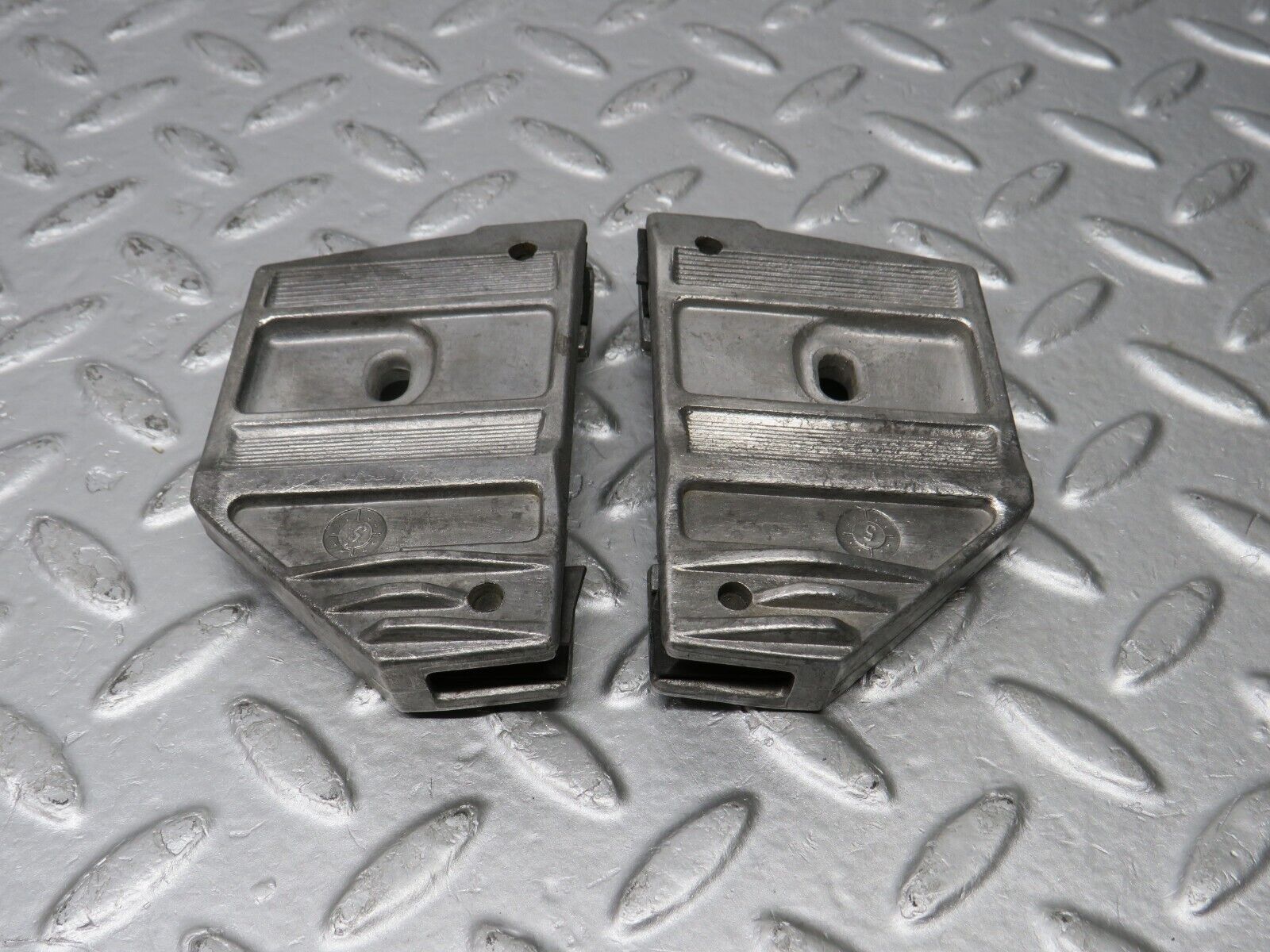 39728 Mercedes-Benz R129 320SL Coupe Door Window Guide Bracket 1247250132 1247250232