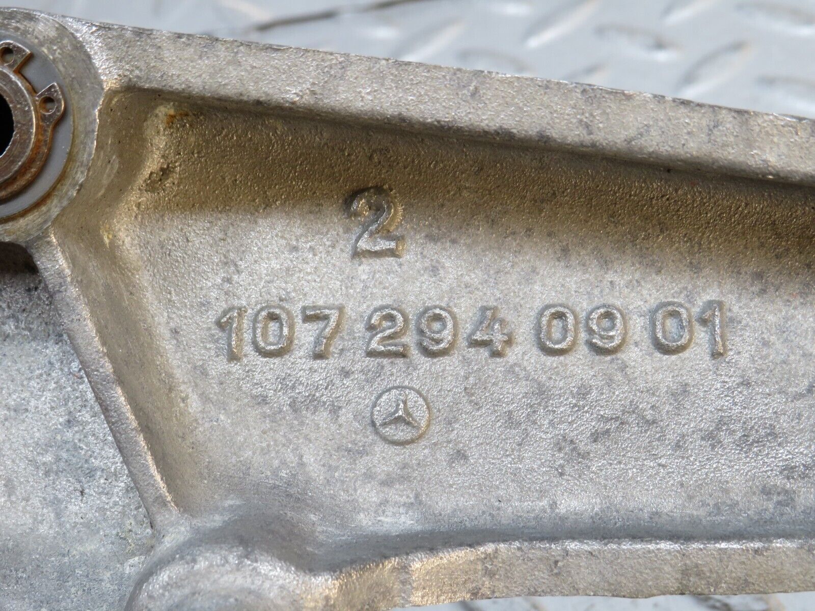 32263 Mercedes-Benz C107 350SLC Coupe Coupe Brake Pedal Bracket 1072940901