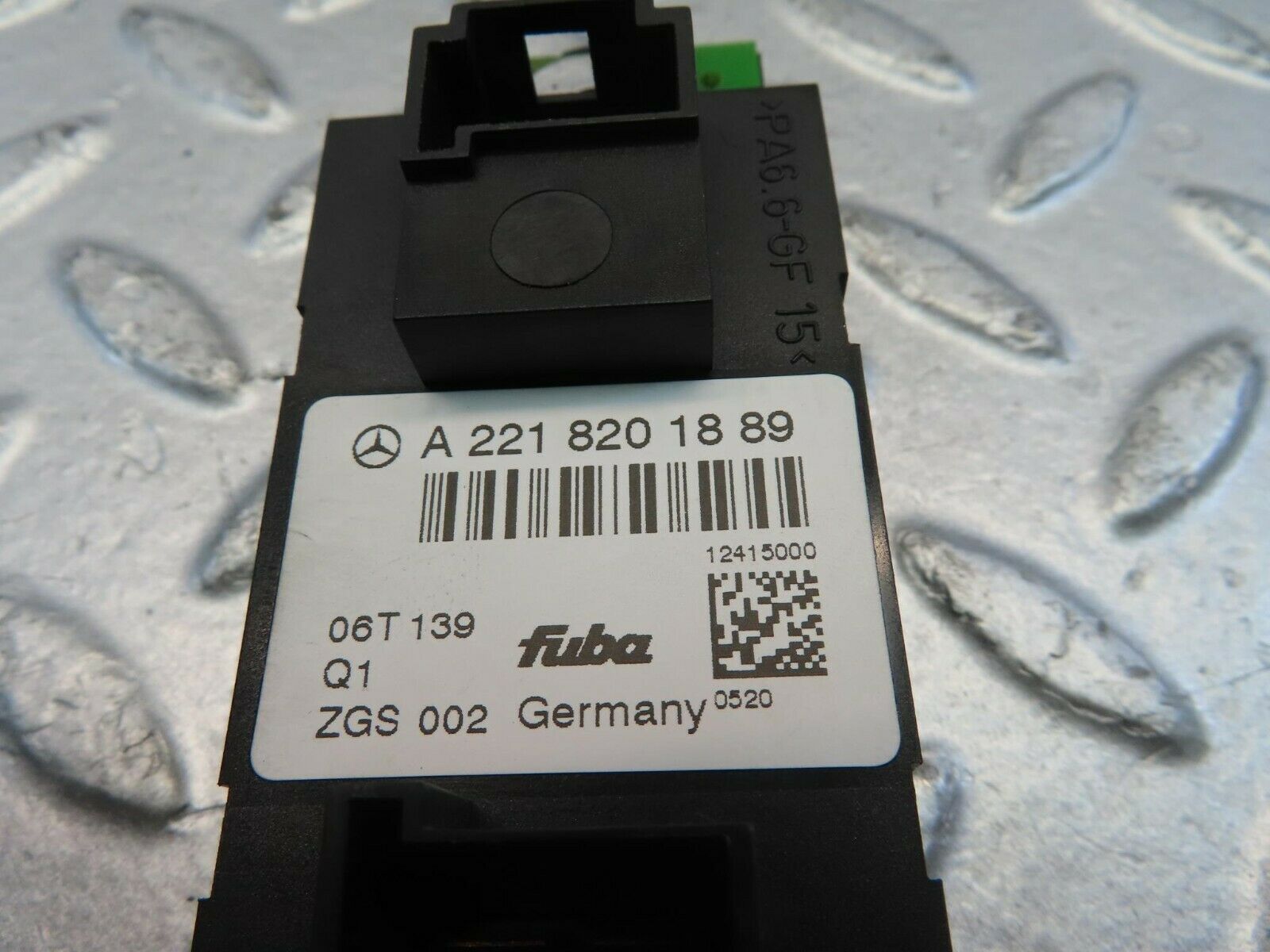 11137 Mercedes-Benz W221 S320 Antenna Module Amplifier 2218201889