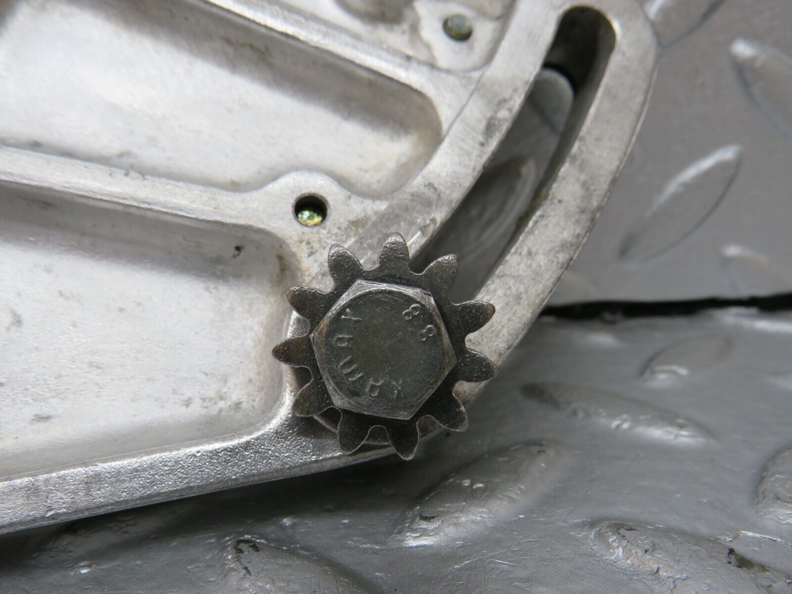 34511 Mercedes-Benz C126 380SEC Coupe Power Steering Pump Bracket 1174661141