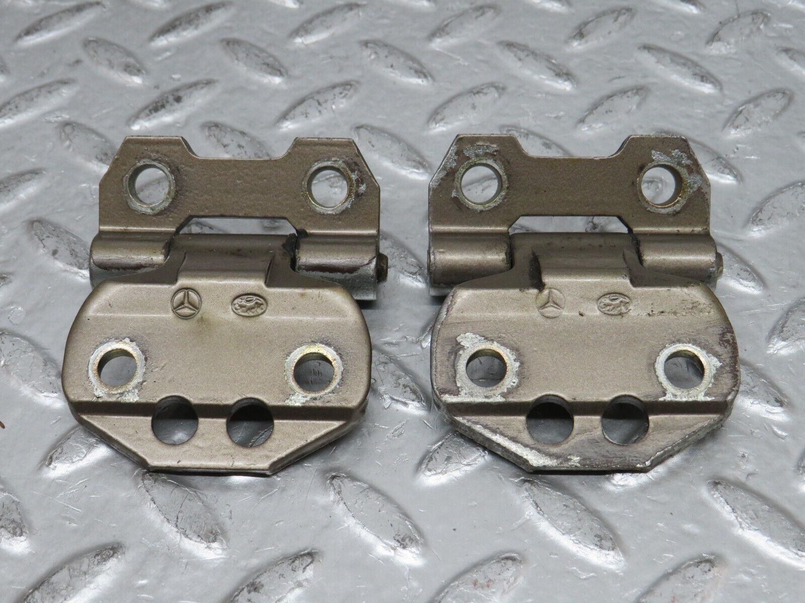 29602 Mercedes-Benz W124 230E Right Door Hinge Pair