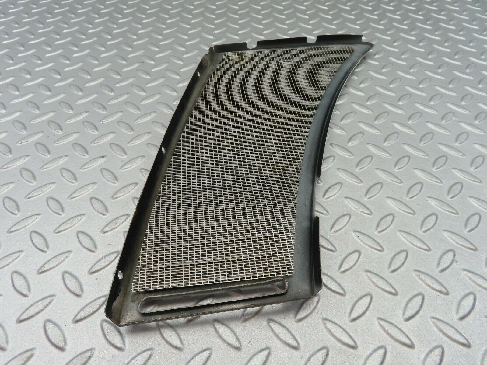 6886 Mercedes-Benz C107 350SLC Coupe Air Intake Grill Left Side