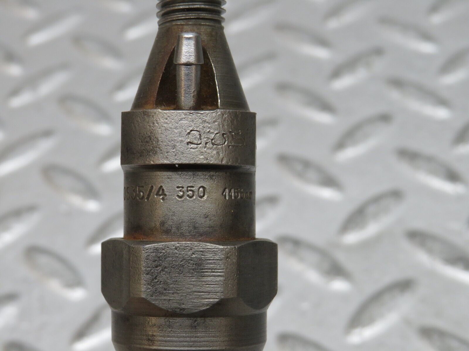 28502 Mercedes-Benz S123 240D Wagon Fuel Injector Bosch KCA30S35/4