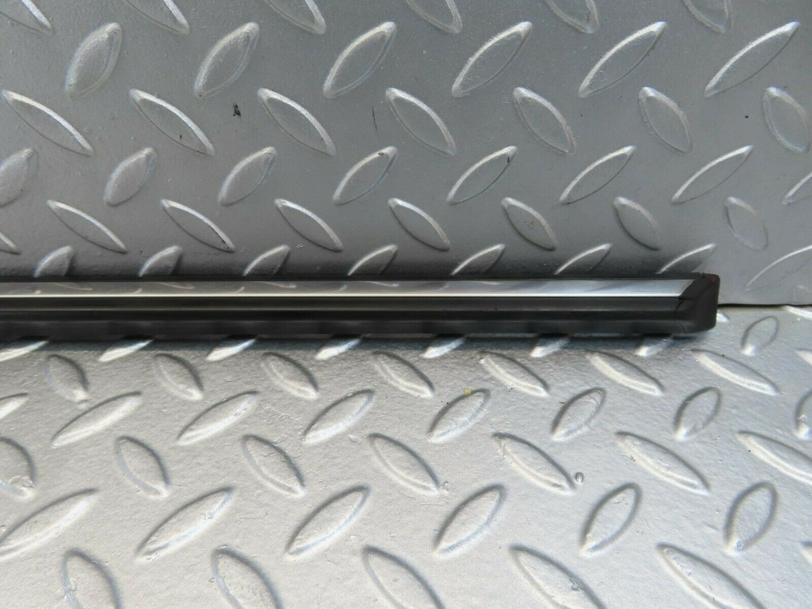 10898 Mercedes-Benz W123 230E Rear Right Door Centre Moulding Trim