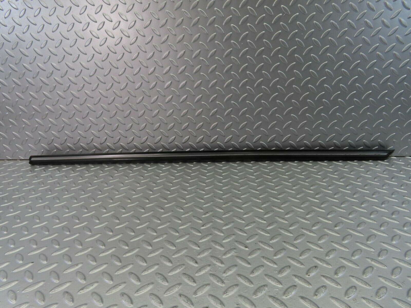 10288 Mercedes-Benz W116 Front Right Door Centre Moulding Trim