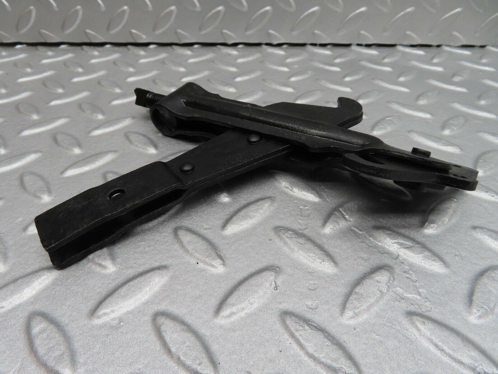 15978 Mercedes-Benz W123 280E Handbrake Regulator