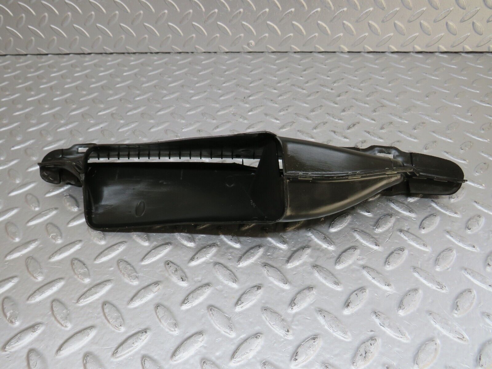 33874 Mercedes-Benz W201 190E 2.0L Dashboard Air Vent Duct Pair 2018310660