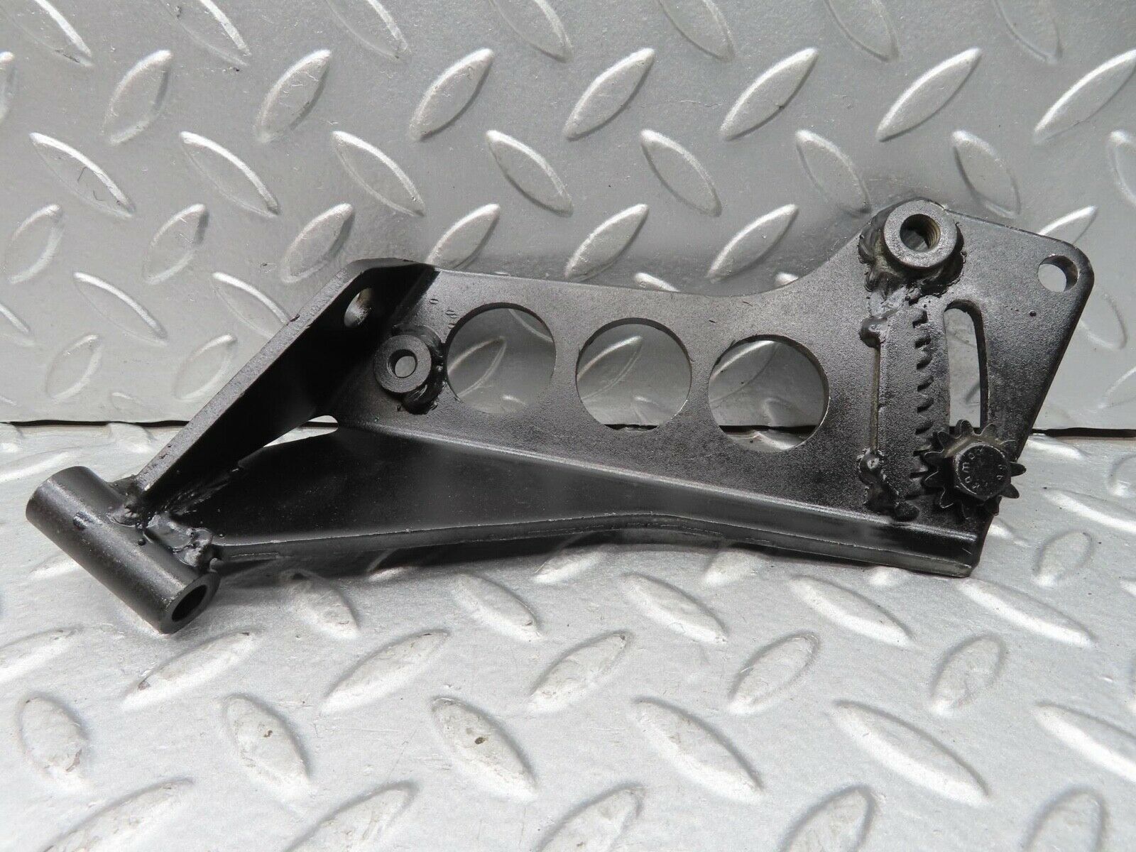 14512 Mercedes-Benz C107 280 SLC Power Steering Pump Bracket