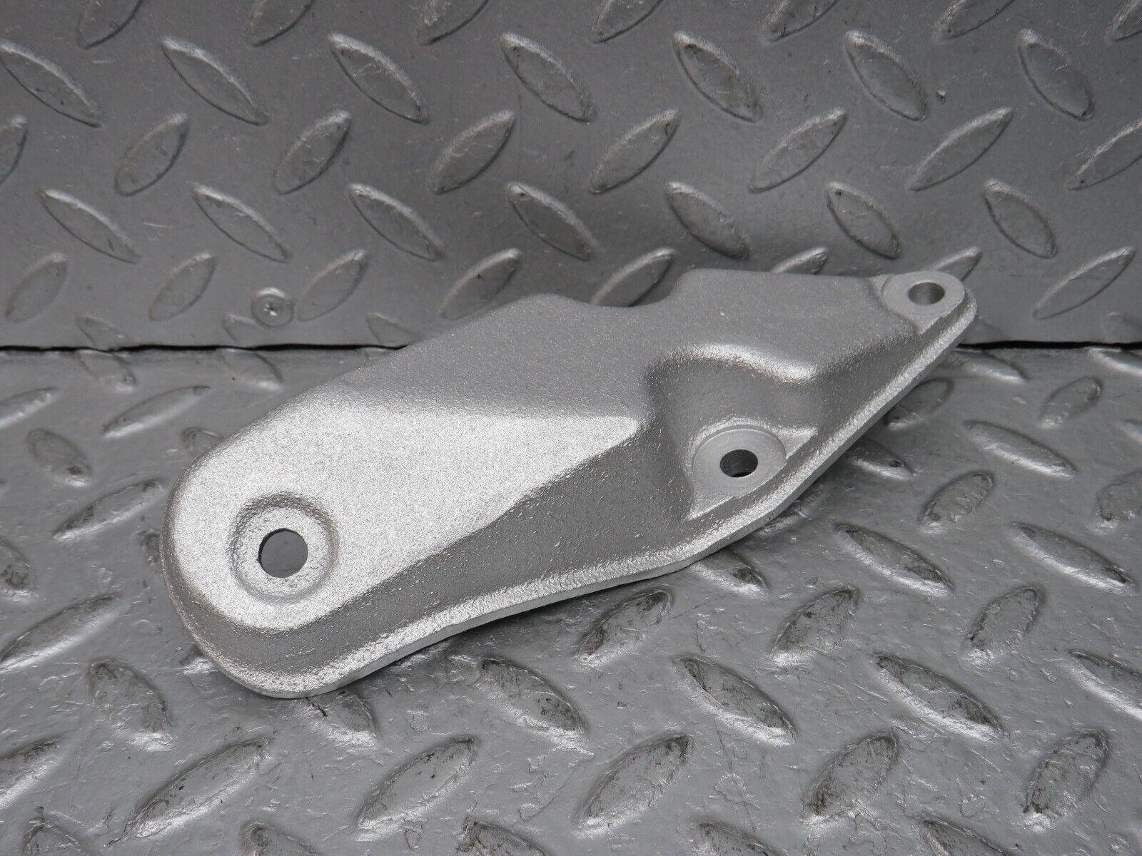 37351 Mercedes-Benz W109 300SEL Engine Mount Bracket Support Right 1092410302