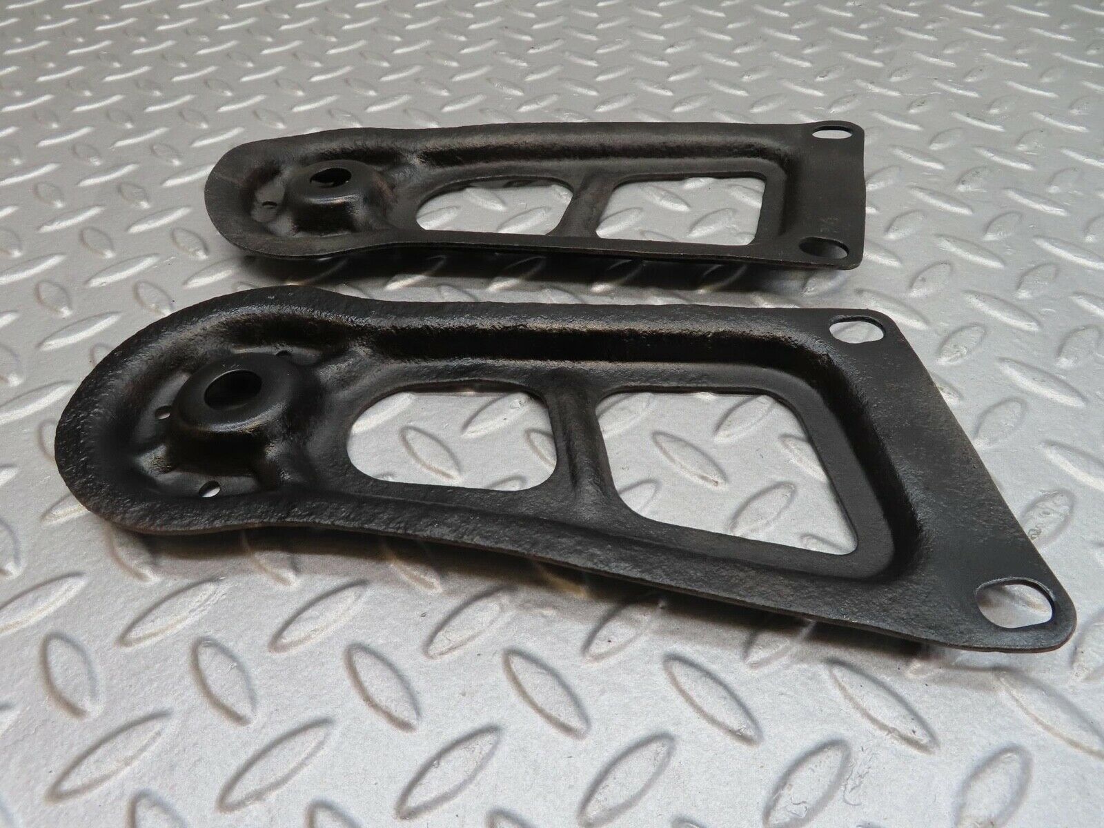 15991 Mercedes-Benz W123 280E Rear Suspension Axle Mounting Bracket