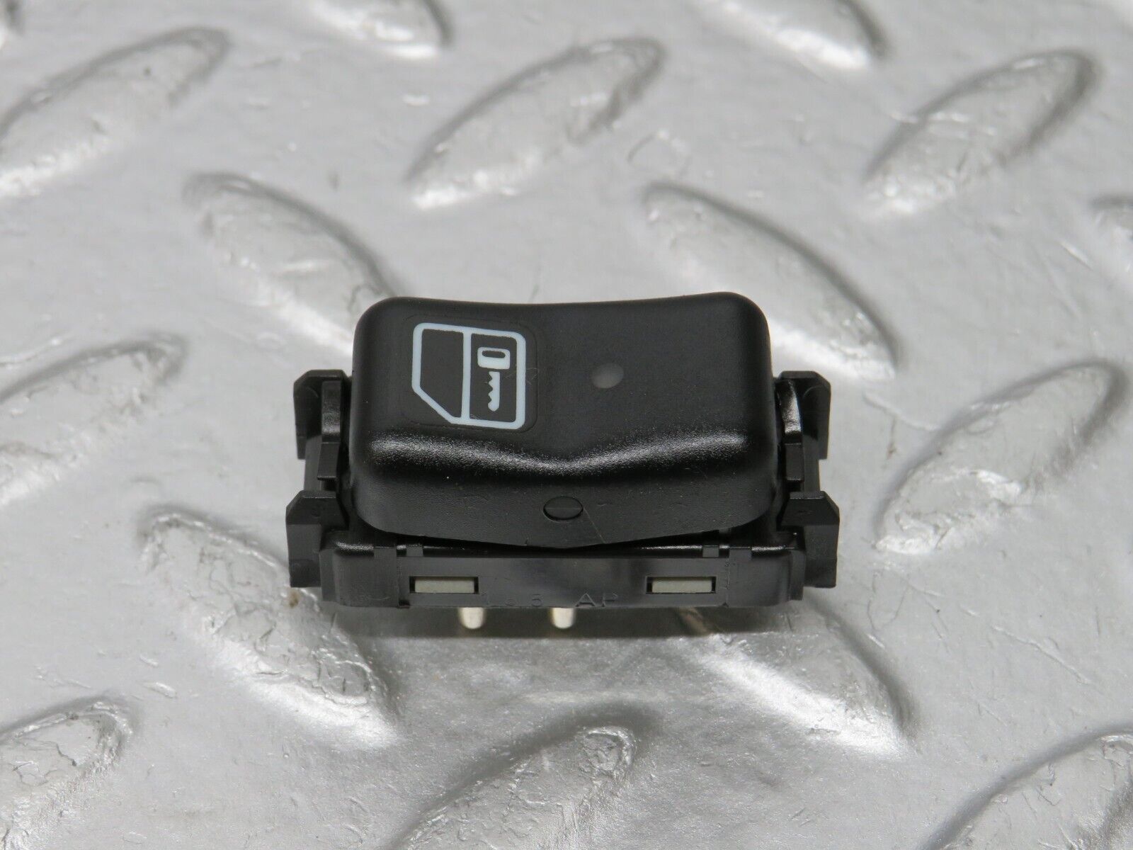 33332 Mercedes-Benz W202 C180 Central Locking Switch 2028204010