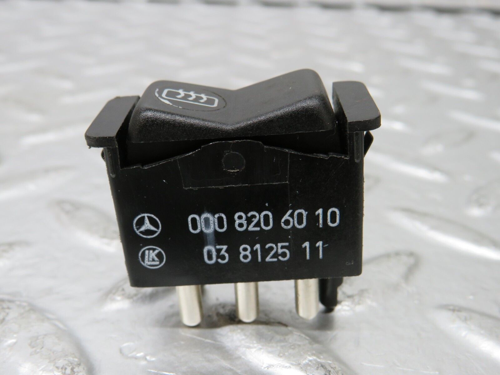 25347 Mercedes-Benz W201 190D Rear Heated Window Switch 0008206010