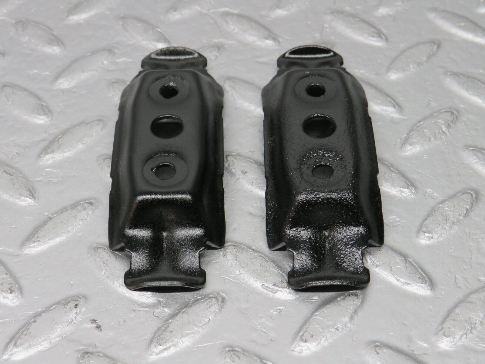 38531 Mercedes-Benz R129 280SL Coupe Fuel Pump Fuel Filter Holder Bracket 2x