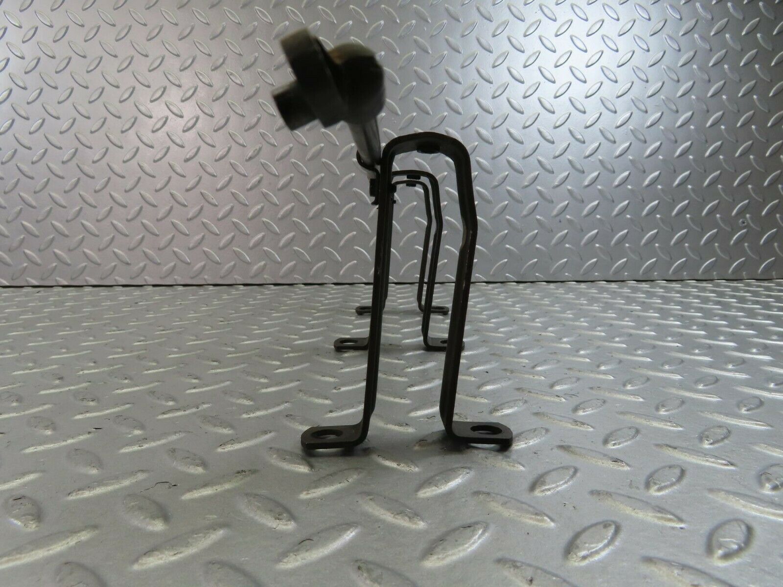 10221 Mercedes-Benz W111 220SE Camshaft Oil Tube With Rocker Cover Supports