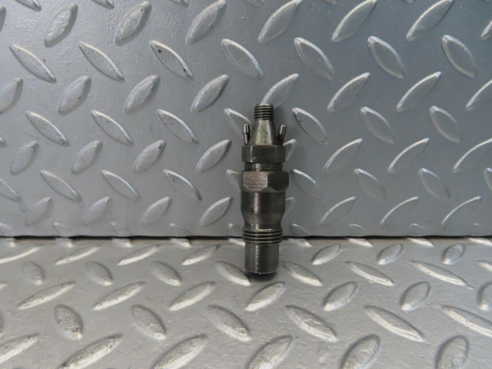 10982 Mercedes-Benz W115 220D Fuel Injector Bosch KCA30sd27/4