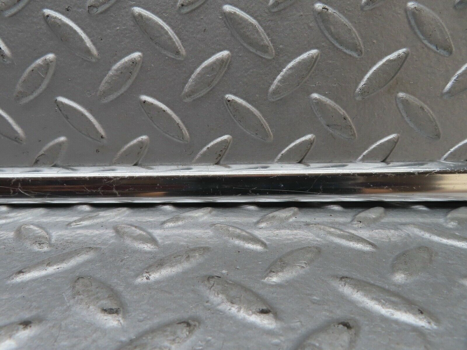 19125 Mercedes-Benz W123 300D Front Left Door Chrome Moulding Trim