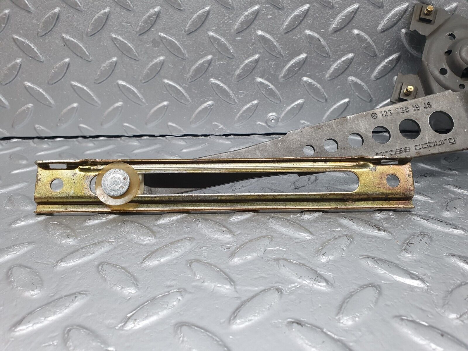 40729 Mercedes-Benz W123 300D Rear Left Manual Window Regulator 1237301946