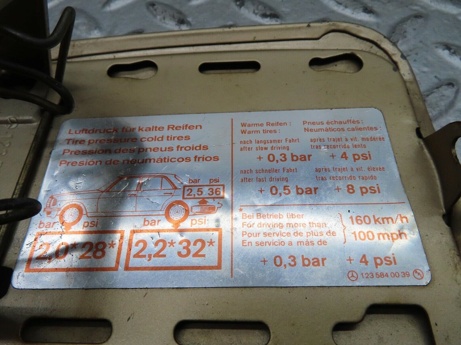 15895 Mercedes-Benz W123 280E Fuel Tank Flap Cap 1235840039