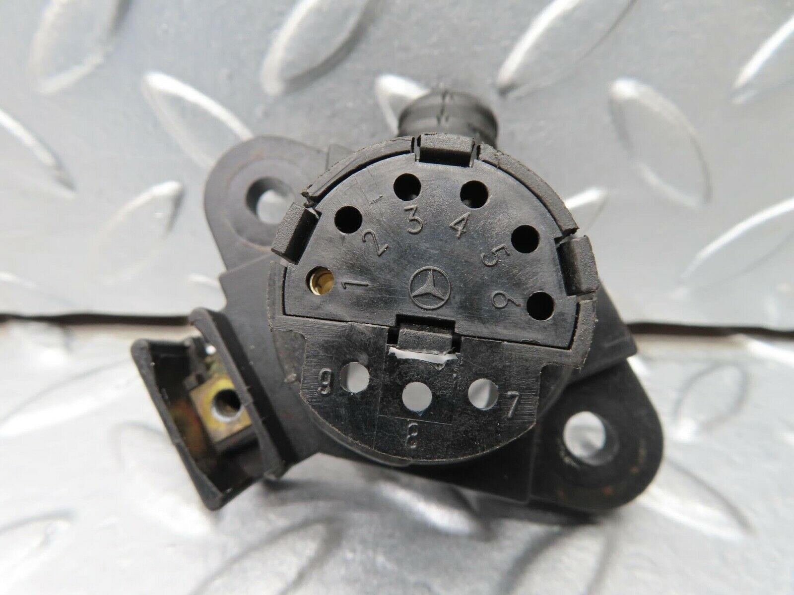 16380 Mercedes-Benz W124 260E Diagnostic Connector 2015400282