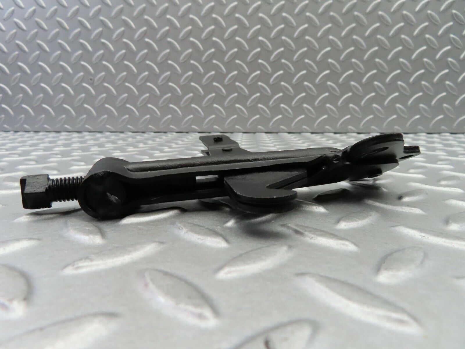 5967 Mercedes-Benz W123 200 Handbrake Adjusting Handbrake Regulator