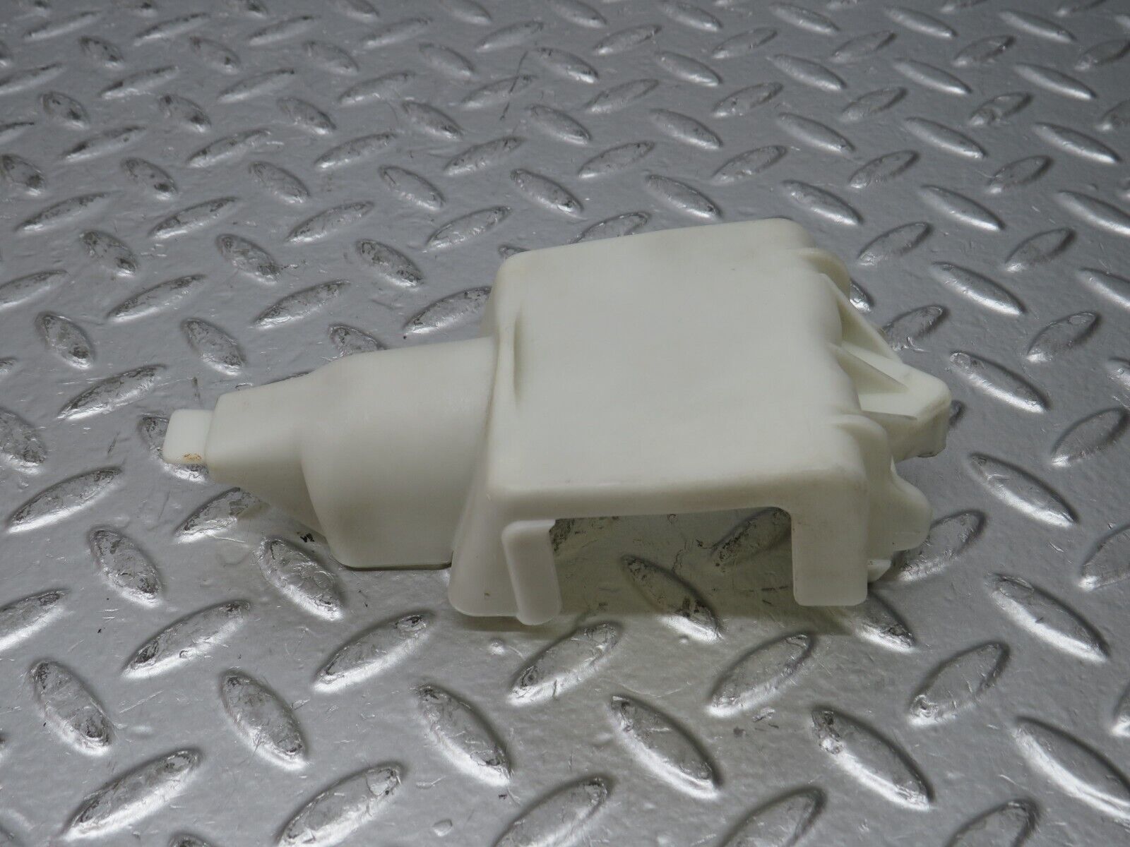 31222 Mercedes-Benz S124 220TE Rear Door Lock Vacuum Actuator Cover 1248050590